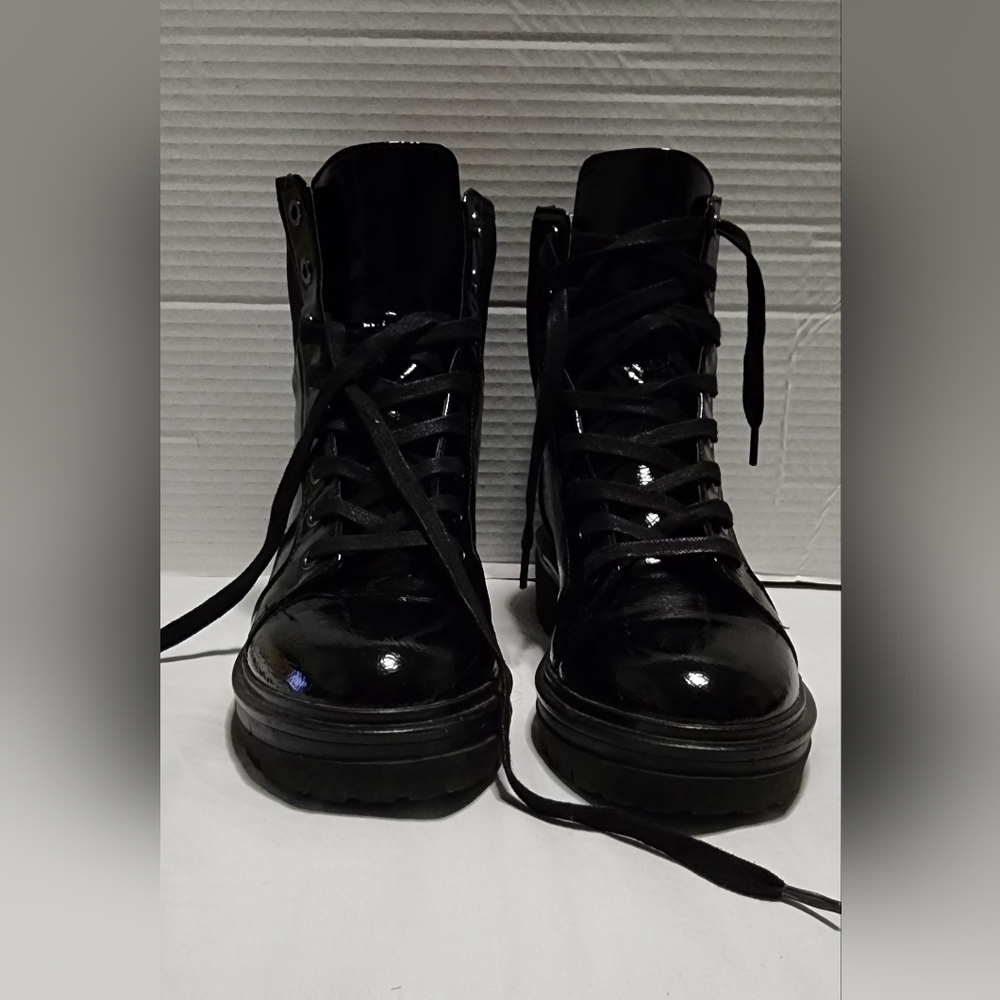 KENNETH COLE ANKLE  BOOTS. SIZE 7.5